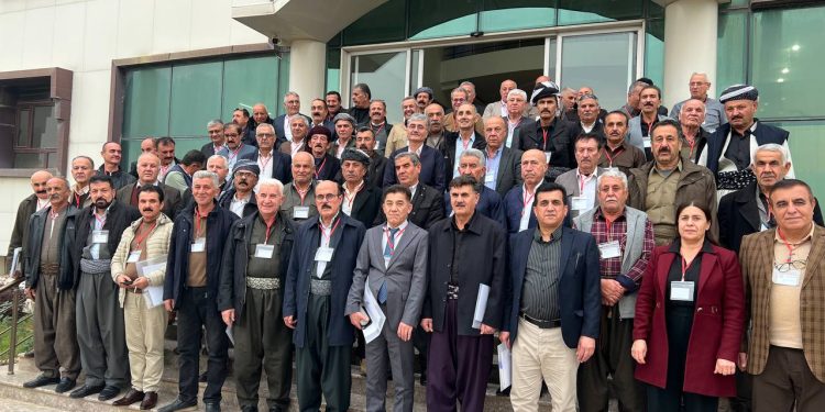 وتاری حزبی زەحمەتكێشانی كوردستان لەلایەن هاوڕێ بەڵێن عەبدولڵا سكرتێری حزب پێشکەش بە کۆنفراسی تێکۆشەرە دێرینەکان کرا